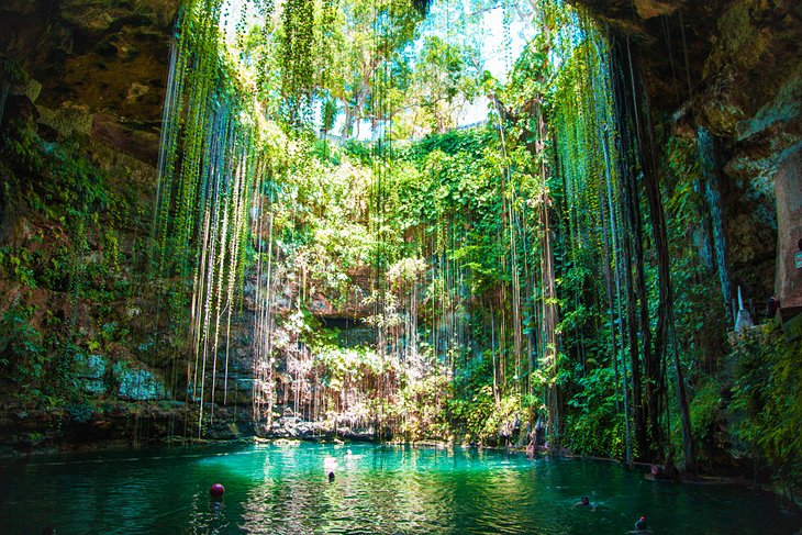 Cenote semiabierto como alternativa a nadar en una playa.
